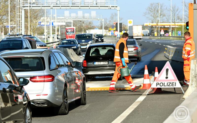 ORFK: a magyar-osztrák határon szombattól egyes határátkelőhelyeken szünetel a határforgalom