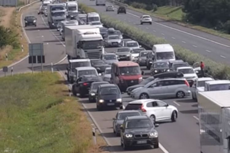 Sokan megfordultak, tolattak az autópályán - Videó