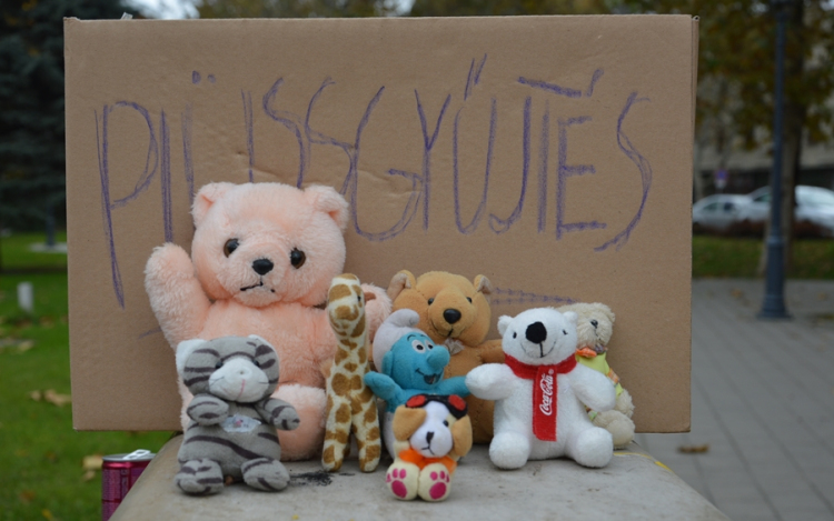 Gyűlnek a plüss állatkák a szökőkútnál