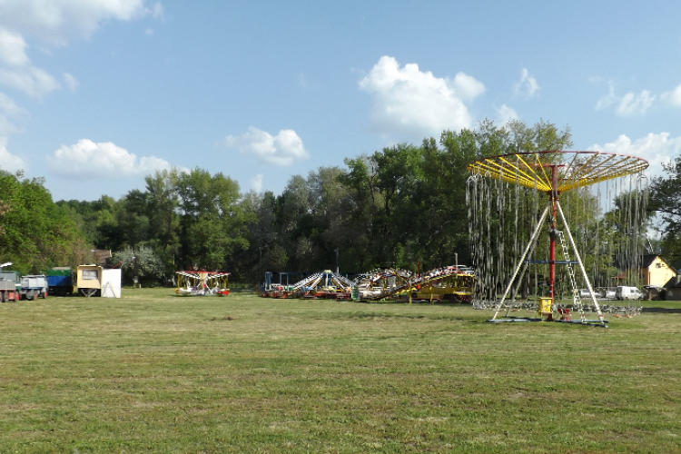 Már állnak a majálisi hinták.