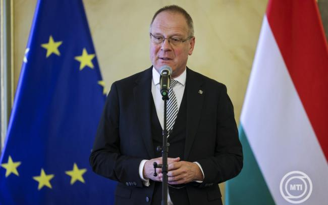 15 százalékkal emelkedik a bére minden kormánytisztviselőnek, aki a területi közigazgatásban dolgozik