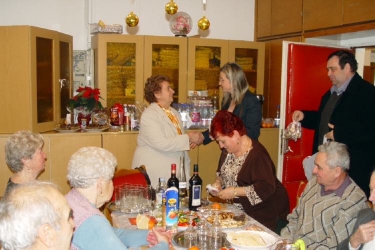 Így lett igazi ünnep a nyugdíjas klubok karácsonya Makón