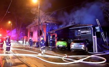 Két épület lángolt kedd hajnalban a fővárosban, egy ember meghalt