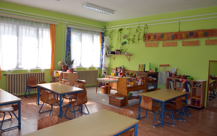 Közmunkások festették ki Makó számos épületét