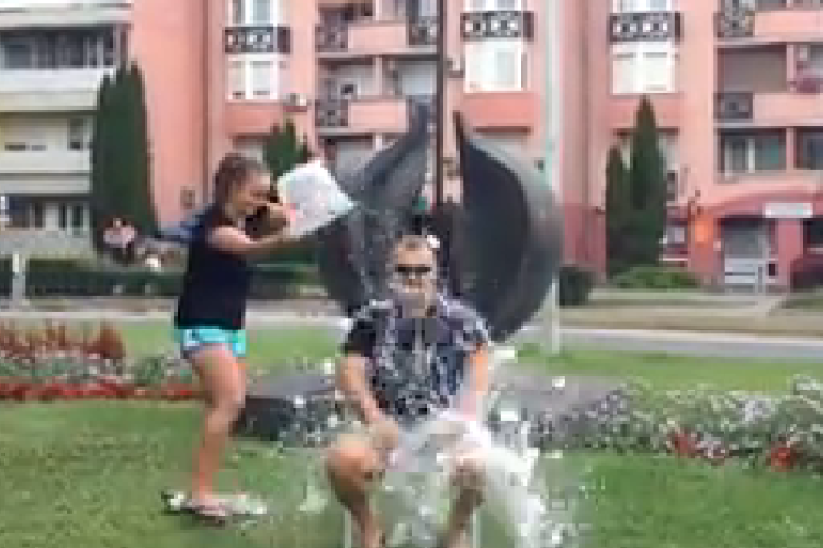 Makón is hódít a jeges vizes kihívás