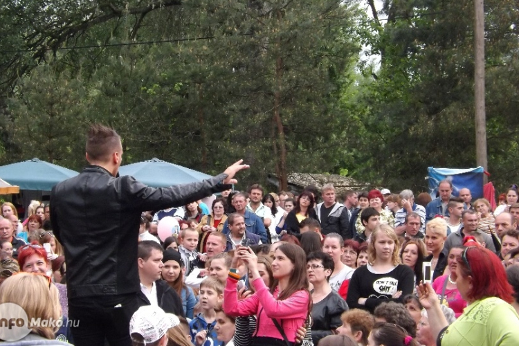 Vastag Csaba a közönségben énekelt.