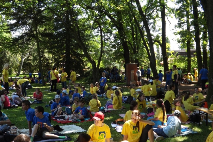Hatszáz makói diák a Füvészkertben.