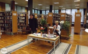 Pszichológiai könyvbemutató a könyvtárban.