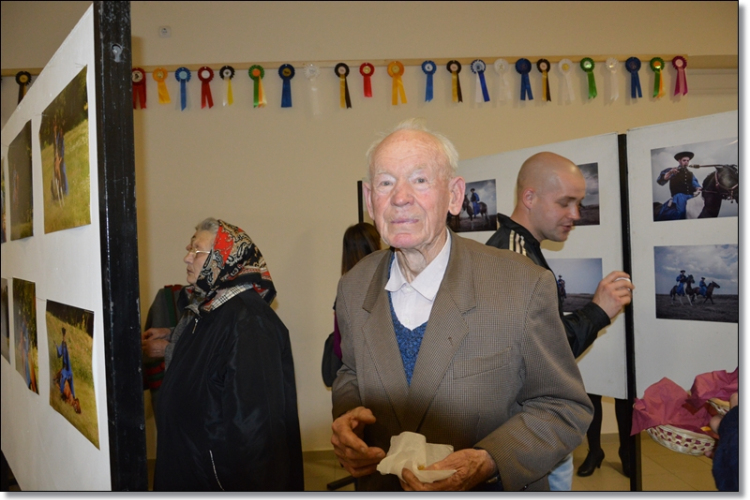 Ló és lovasa című fotókiállításra