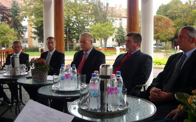 Buzás Péter és csapata leadta az ajánlásokat és programot hirdetett