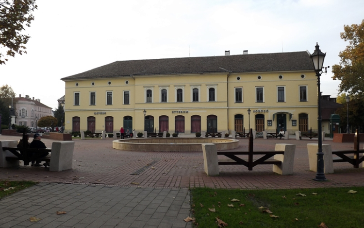 Miért zárt be a Korona?