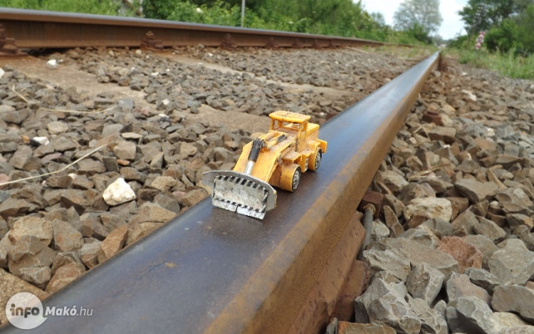 Sokan nem veszik komolyan a vasúti átjárók piros jelzését.