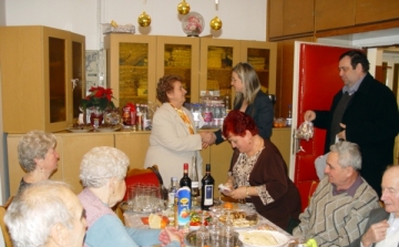 Így lett igazi ünnep a nyugdíjas klubok karácsonya Makón