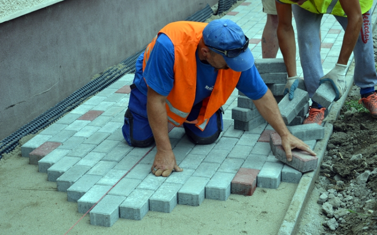 Épülnek és szépülnek a makói járdák