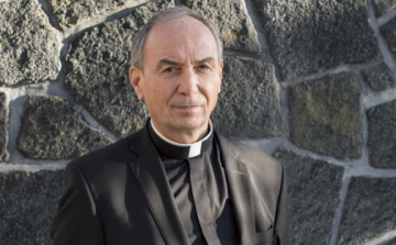 A Pápa segítségével távolítanák el a hívek a veszprémi érseket