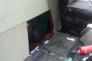 4 megbújt afgán egy kisbuszban (videóval)