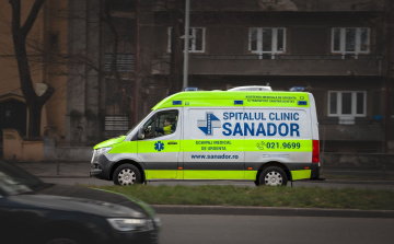 Lopott mentőautóval száguldozott egy ittas férfi Romániában, tüskés útakadállyal állították meg