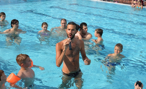 Varga Viktor csobbant a Hagymatikumban