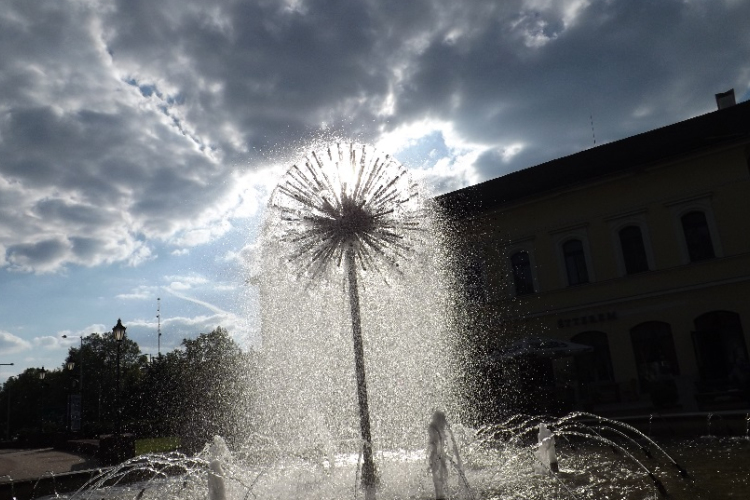 Már üzemel a főtéri szökőkút.