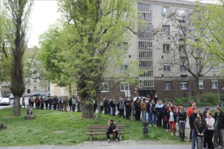 Több mint egy órát kell várniuk az átjelentkezéssel szavazóknak Szegeden