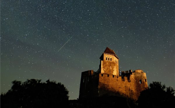 Gyönyörű fotókon a Perseida meteorraj