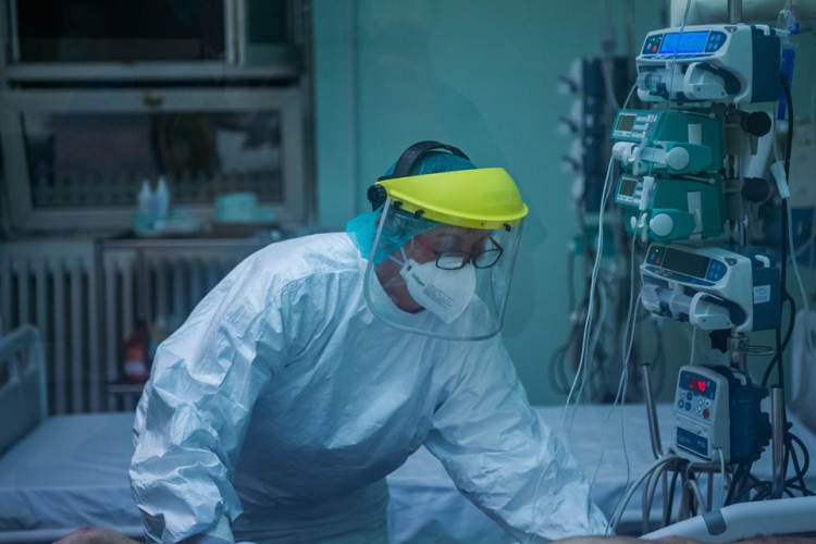 Meghalt hat beteg, 323 új fertőzöttet találtak Magyarországon