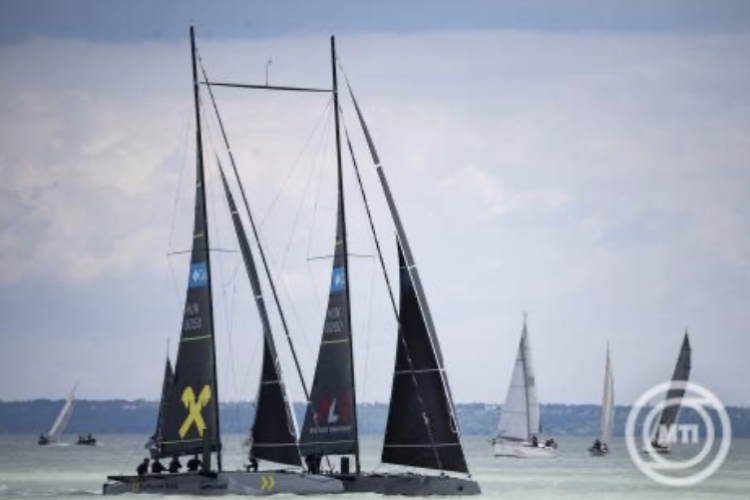 Kékszalag – Elrajtolt a tókerülő verseny mezőnye Balatonfüredről