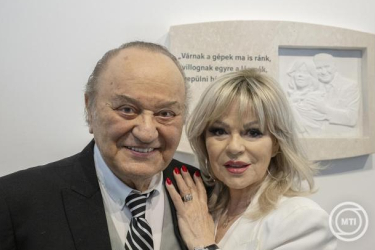 Korda Györgyöt és Balázs Klárit ábrázoló domborművet avattak fel a budapesti repülőtéren