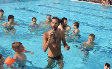 Varga Viktor csobbant a Hagymatikumban