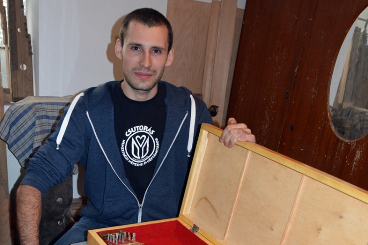 Saját örömére kezdett el zenélni a makói citerakészítő - VIDEÓVAL!