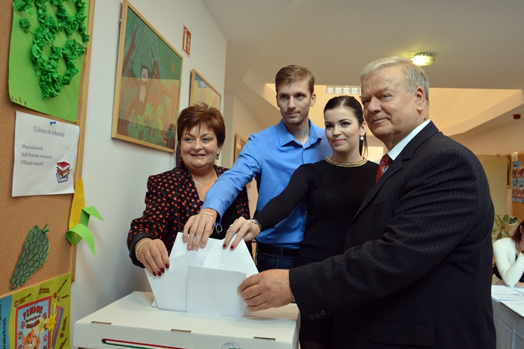 Családjával szavazott Buzás Péter