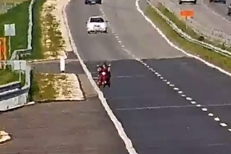 Biciklivel az M1-esen, elektromos triciklivel az M4-en - Avagy a magyar autópályák csodái