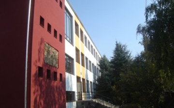 November végére megújul a makói Juhász Gyula Gimnázium és Szakképző Iskola elektromos és világítási rendszere