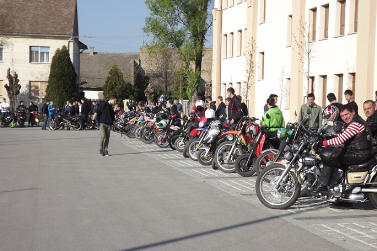 Tavasz-nyitó motoros felvonulás