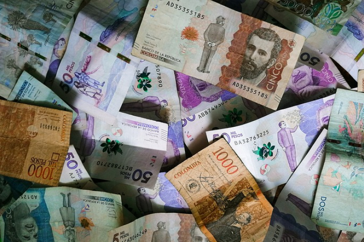 Kórházba került egy kolumbiai rendőr, akinek a torkán akadt egy köteg bankjegy