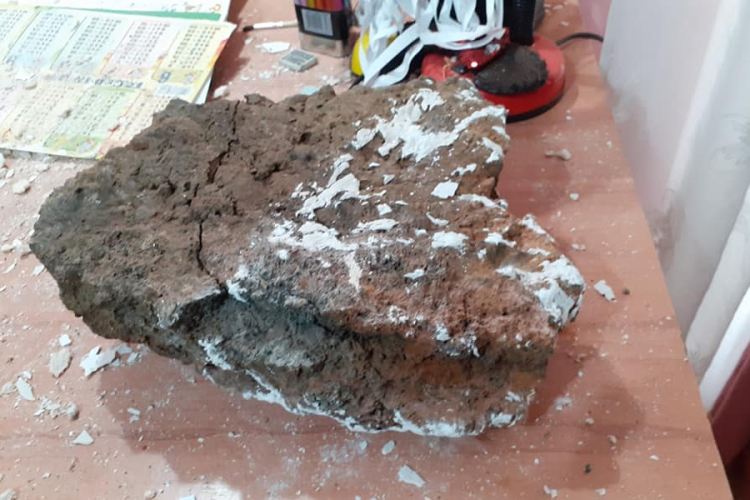 Óriás szikladarab zuhant az égből egy vajdahunyadi lakóházra