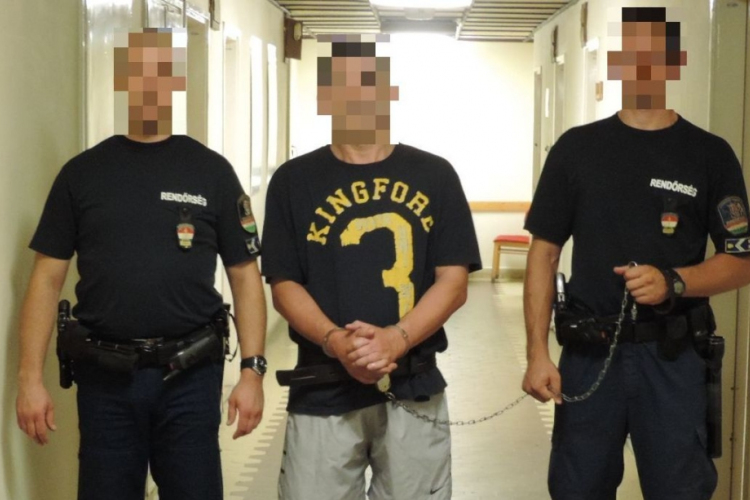 Adjál pénzt! - mondta a férfi és kirabolta exét