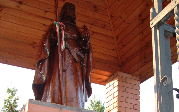 Ismét megkoszorúzták Szent István szobrát Földeákon