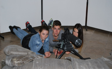 Katonaruhában a géppuska mellett- A makói József Attila Múzeum centenáriumi kiállítása