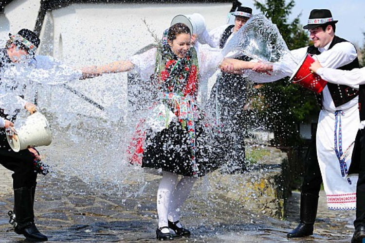 Az égből is locsolnak húsvétkor 