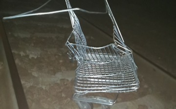 Bevásárlókocsit és kukát tettek a sínekre, hogy balesetet videózzanak