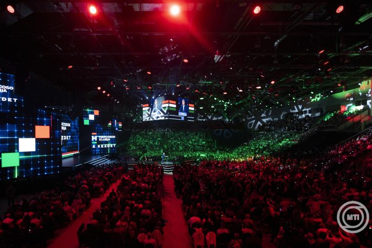 Harcba hívta legfőbb híveit Orbán Viktor