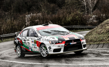 Eszti és Csabi végre versenyautóban…