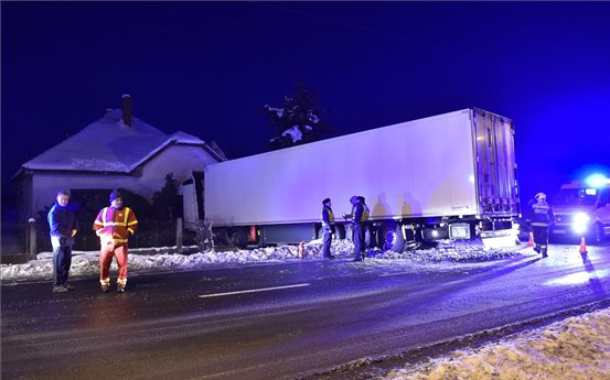 Családi házba hajtott egy lengyel kamion Aszalón