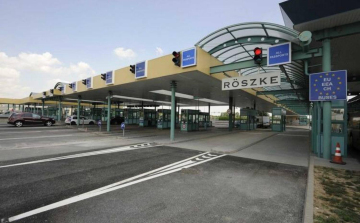 Hosszú a várakozás a röszkei autópálya-átkelőnél