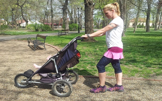 Akit babakocsival futkározva láthatunk Makón - Panyor Krisztina