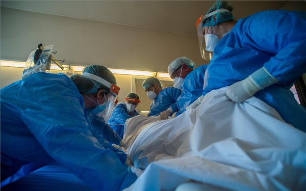 A fertőzöttek száma több mint 426 millió, a halálos áldozatoké 5,89 millió a világon