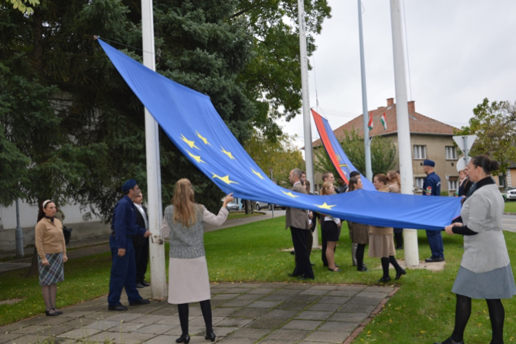 Alakuló ülés és zászlófelvonás Makón