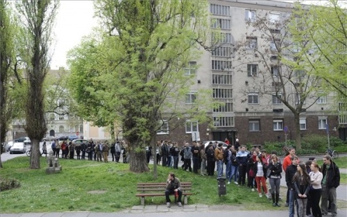 Több mint egy órát kell várniuk az átjelentkezéssel szavazóknak Szegeden