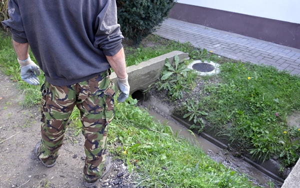 Átmossák városszerte a vízelvezetőket